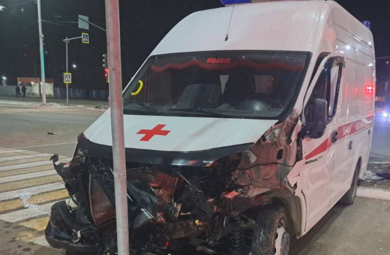 В Саянске иномарка врезалась в скорую помощь, есть пострадавшие