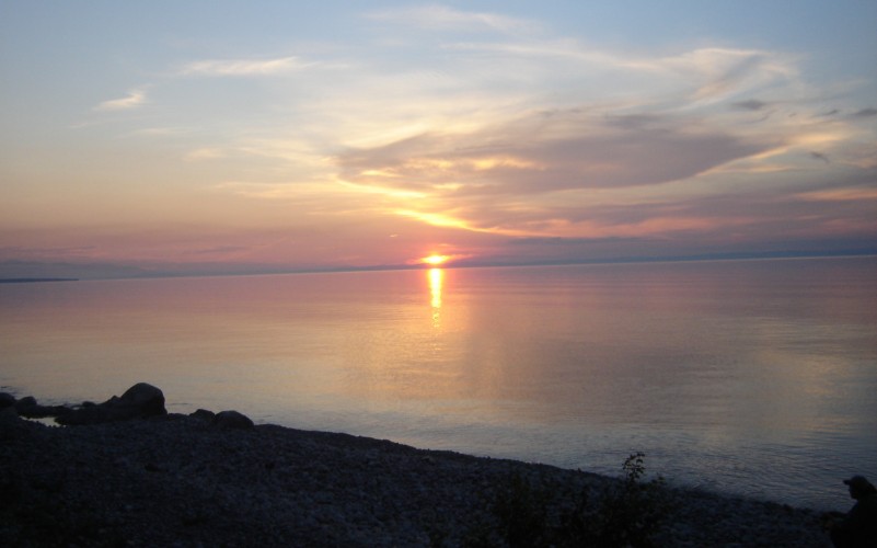 Неизвестные огородили три участка на берегу Байкала