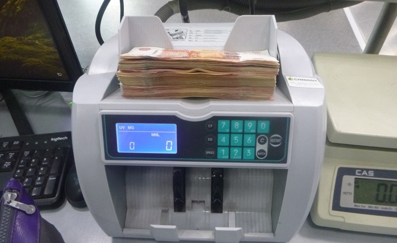 1,27 млн рублей пытался пронести по «зелёному коридору» иностранец в аэропорту Иркутска