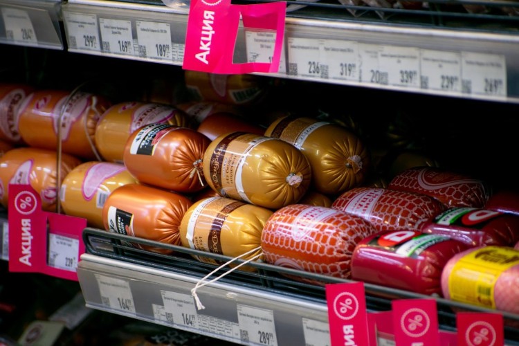 34 палки колбасы, 80 плиток шоколада и 20 банок кофе украли из магазинов двое жителей Ангарска