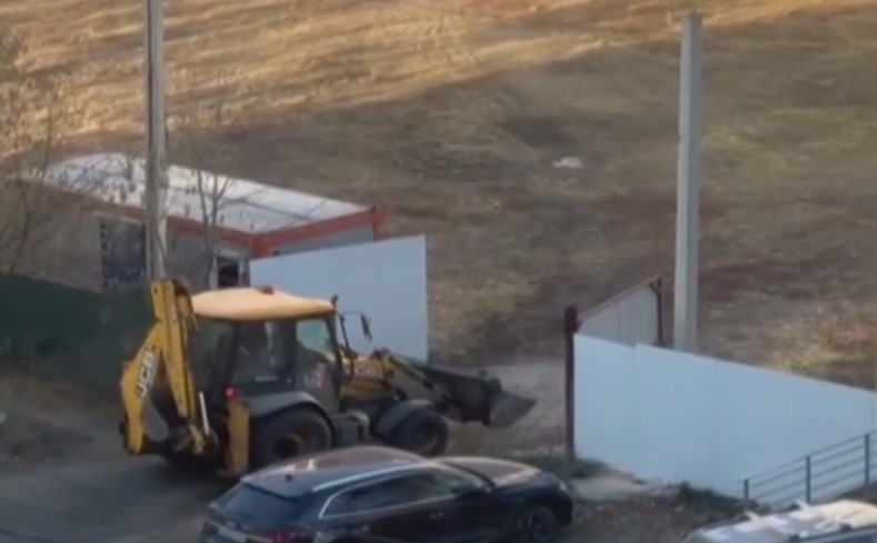 Рабочие и спецтехника появились на стадионе «Пионер» в Иркутске