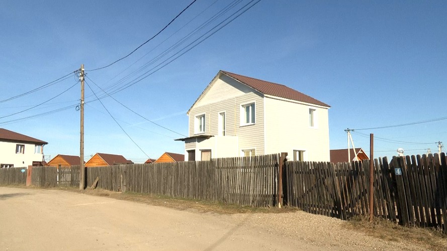 Энергетики помогают жителям Иркутского района утеплять дома