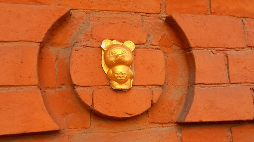 Десятки загадочных золотых медведей появились на улицах Иркутска