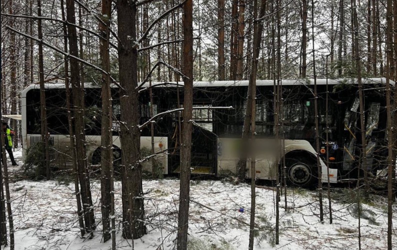 Внедорожник столкнулся с двумя автобусами в Усть-Илимске