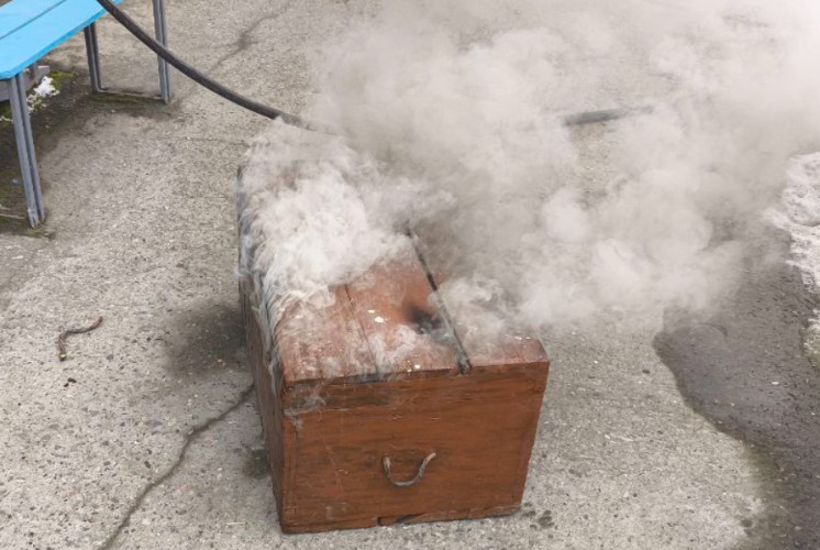 Десять человек из задымлённого подъезда спасли пожарные под Иркутском