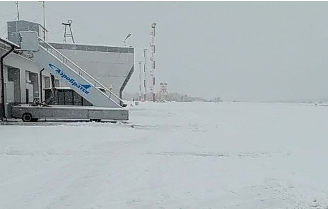 Из-за сильного снегопада в аэропорту Братска задержались утренние рейсы