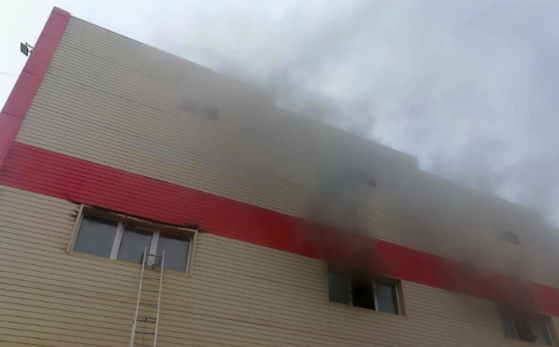 Человек пострадал при пожаре в торговом центре в Тайшете