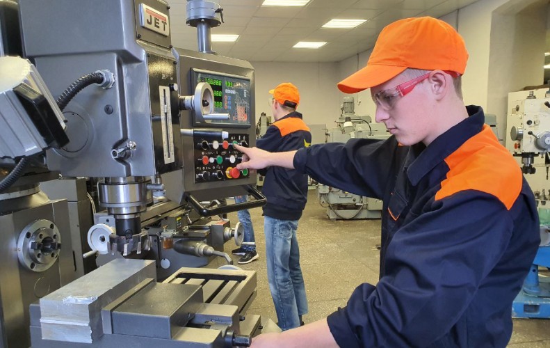 90-летний юбилей отмечает Иркутский авиационный техникум