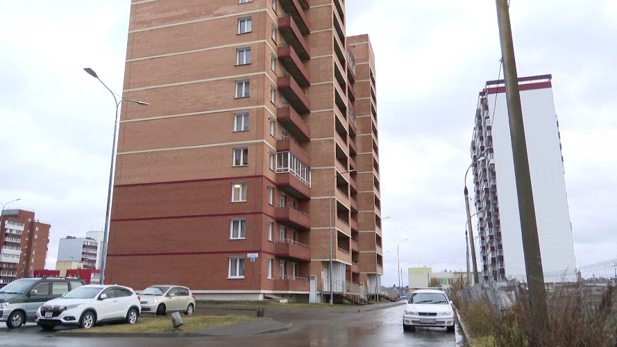 Жители высотки на улице Баумана в Иркутске жалуются на постоянные потопы в подъезде