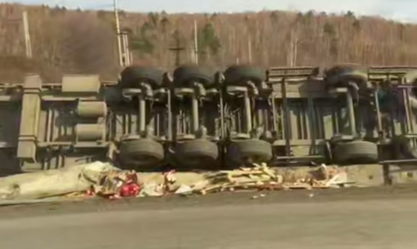 Фура перевернулась под Слюдянкой