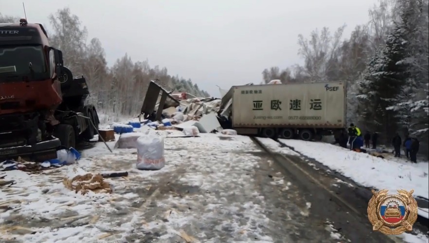 Четыре фуры столкнулись в Куйтунском районе, два человека погибли