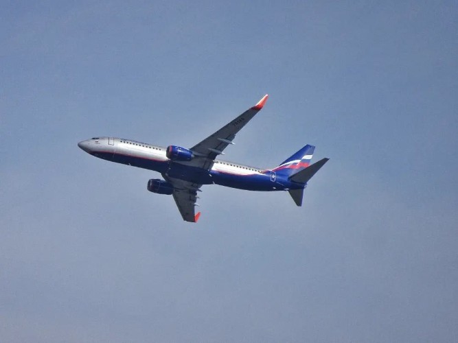 Летевший из Москвы в Иркутск самолёт совершил вынужденную посадку в Тюмени