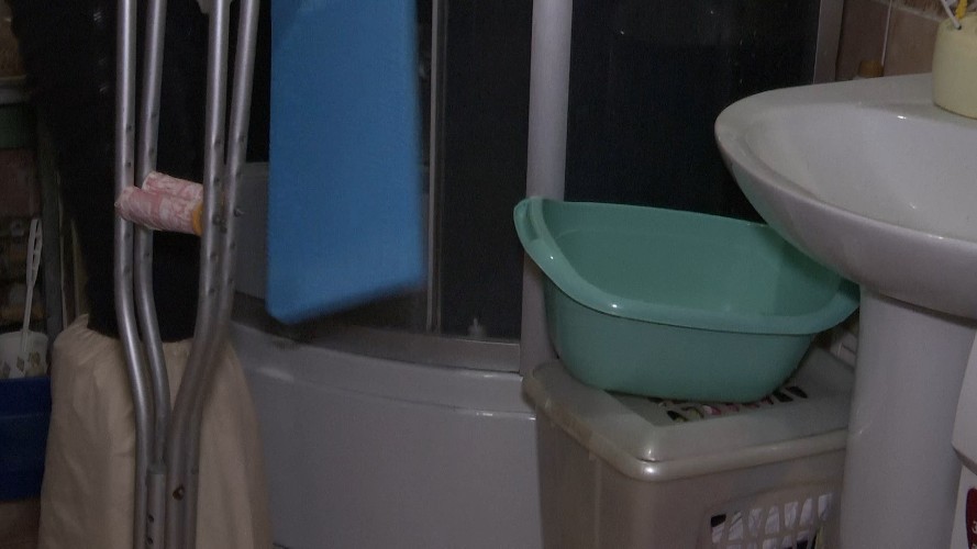 Жители аварийного дома в Иркутске неделю не могли пользоваться водой