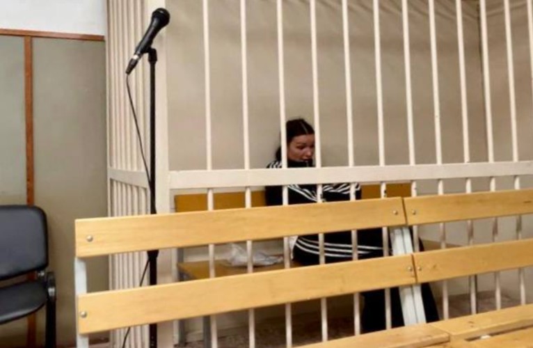 Укусившую полицейского блогершу из Шелехова осудили на 2 года 7 месяцев