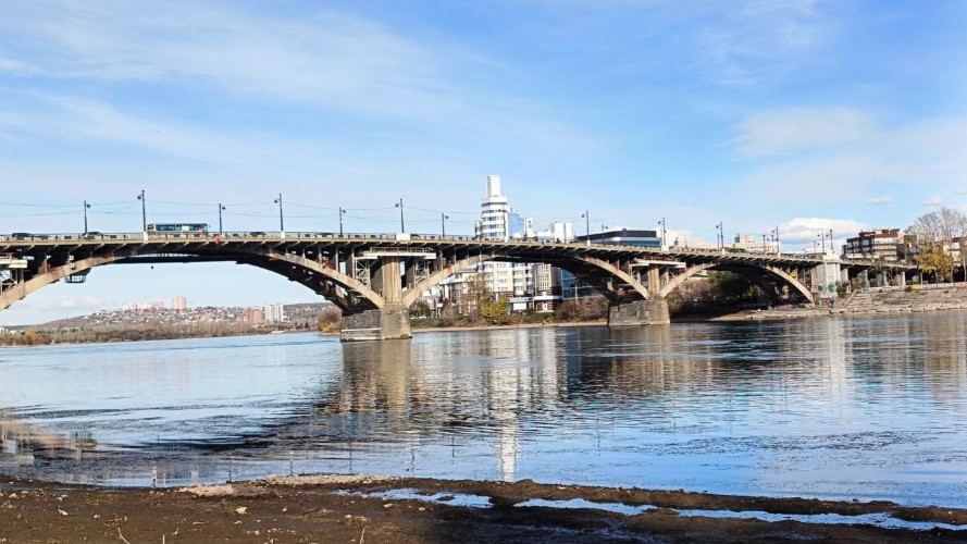 По ночам на Глазковском мосту в Иркутске обновляют плиты