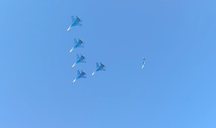 Пилотажная группа «Русские Витязи» совершила посадку в аэропорту Братска