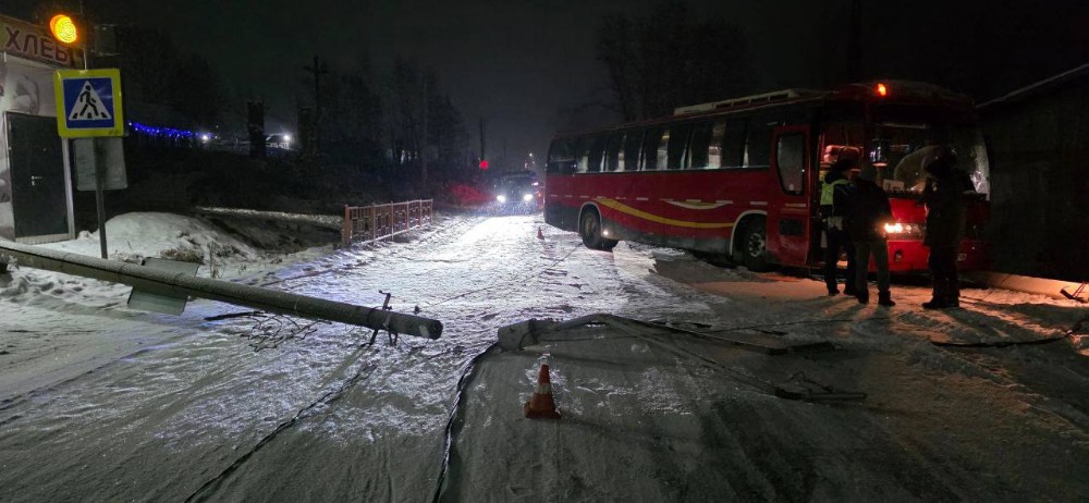 Автобус с пассажирами врезался в опору ЛЭП в Усть-Куте