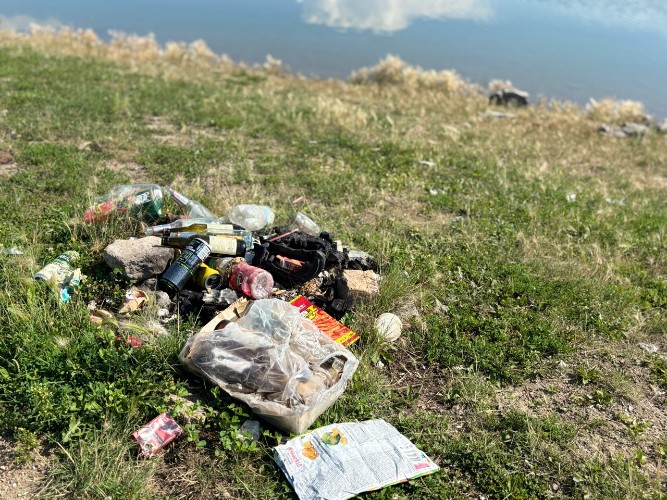 Горы мусора остались на берегу Байкала после окончания туристического сезона