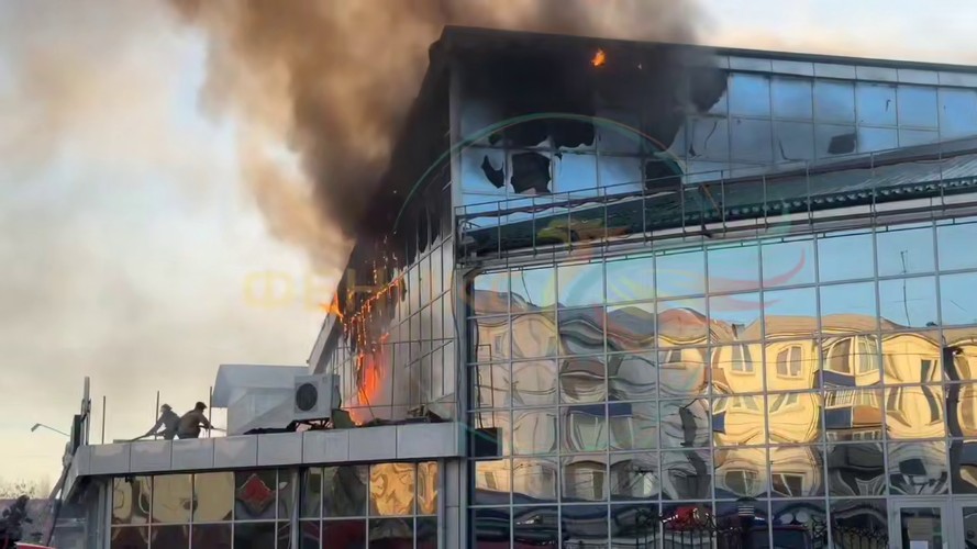 Крупный пожар в торговом центре тушат в Усолье-Сибирском