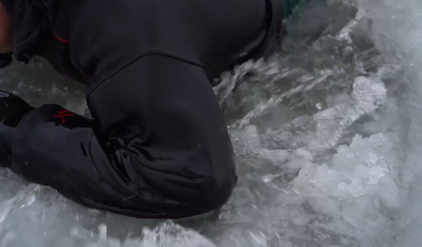 Награду за спасение рыбака из ледяной воды получил полицейский из Ангарска