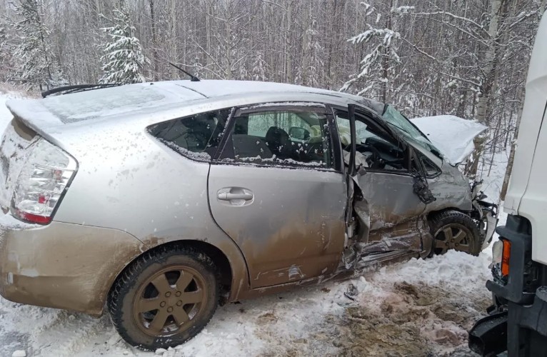 «Тойота» столкнулась с грузовиком на трассе в Братском районе