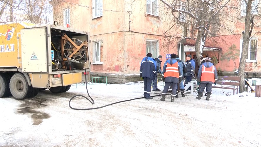 Река из отходов течёт в подвале двухэтажки на улице Напольной в Иркутске