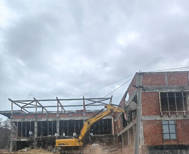 Незаконно построенную гостиницу «Байкальский острог» сносят в Листвянке