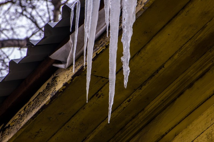 Женщина пострадала от падения льда в центре Иркутска