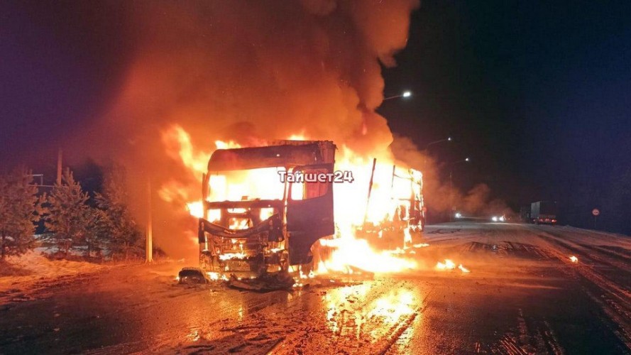 Грузовой КамАЗ сгорел полностью на трассе под Тайшетом