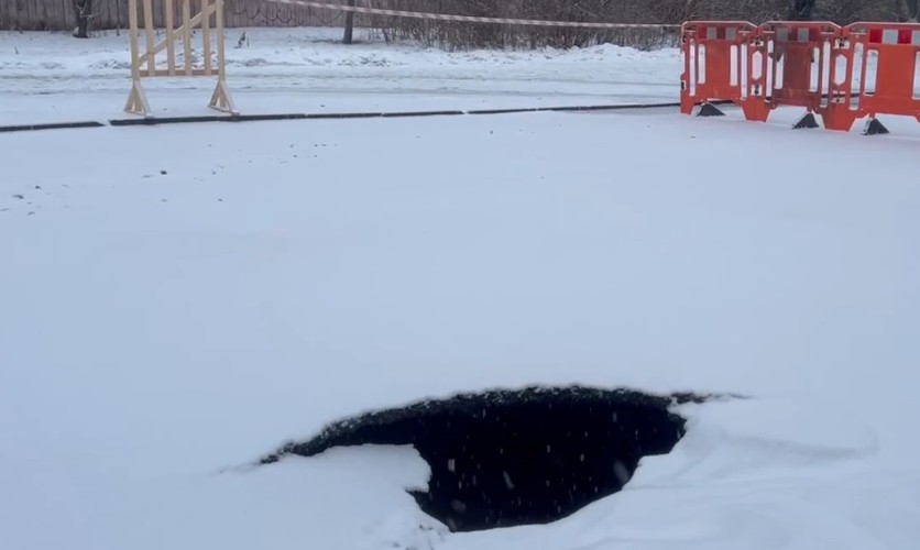 Асфальт провалился из-за коммунальной аварии в центре Иркутска