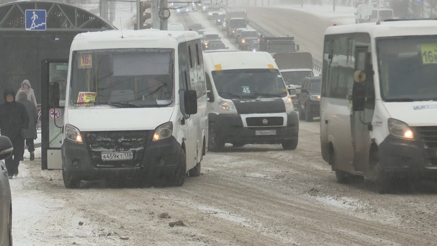 Водители маршруток в Иркутске подвергают опасности пассажиров на остановках
