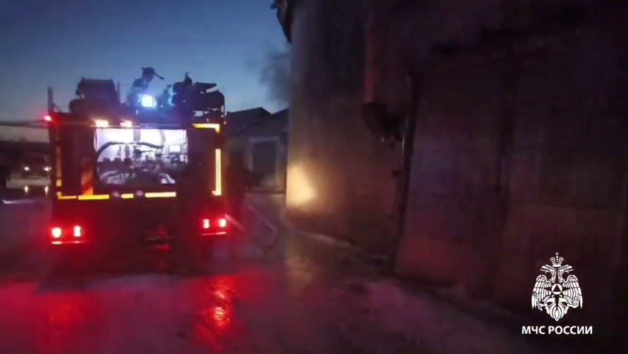 В Усолье-Сибирском пожар охватил два цеха по производству диванов