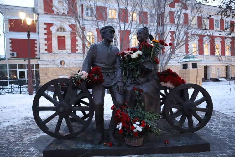 В Иркутске у драмтеатра открыли памятник Виталию Венгеру и Наталии Королёвой