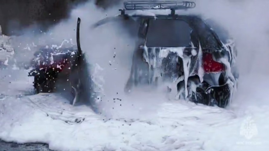 На АЗС в Иркутске загорелась машина, пострадал водитель