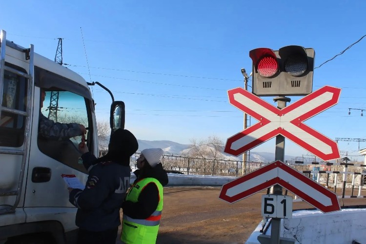 Правила движения на железнодорожных переездах напомнили водителям большегрузов в Иркутске