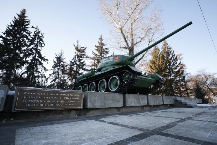 Завершилось благоустройство территории у танка «Иркутский комсомолец»