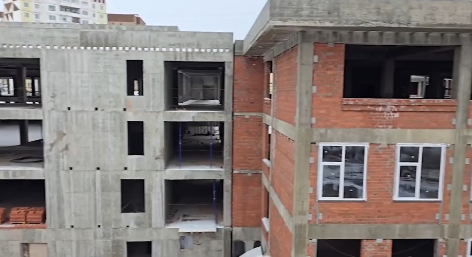 57 окон установлено в строящейся в 26-м микрорайоне Братска школе