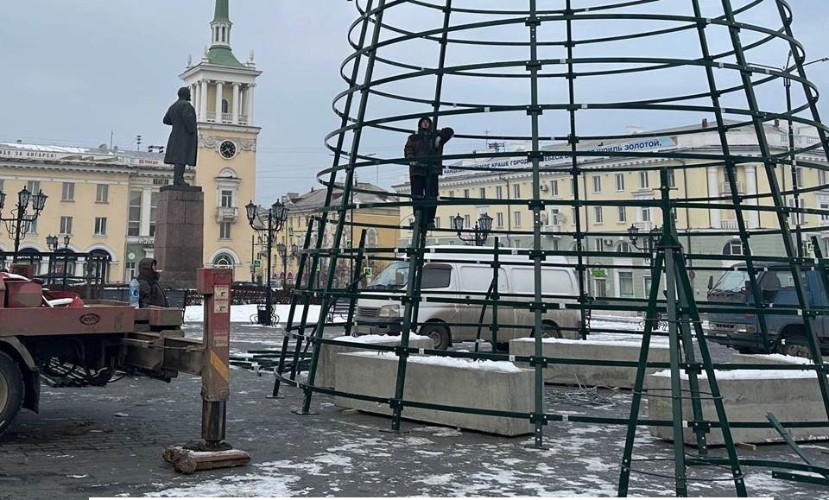 18-метровую ёлку начали монтировать на главной площади Ангарска