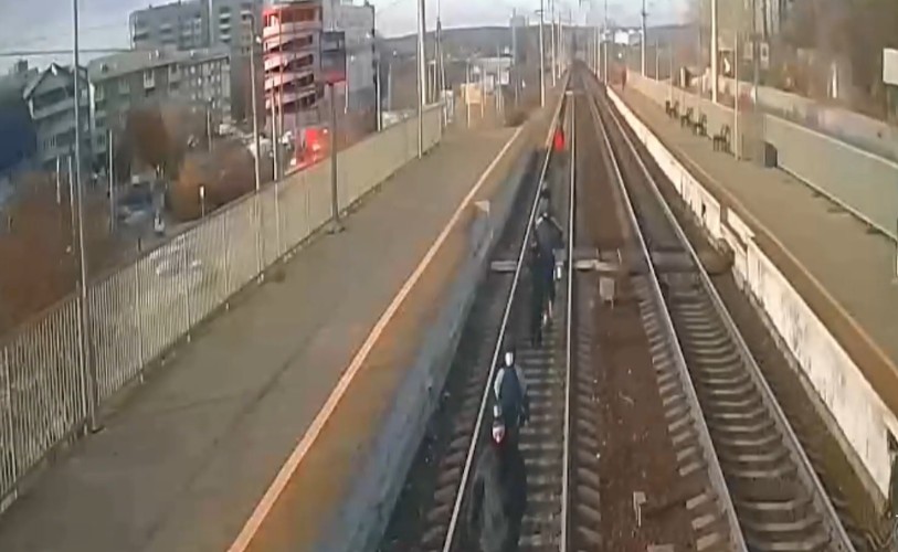 Четверо подростков в Иркутске катались на крыше электички и выкладывали видео в соцсети