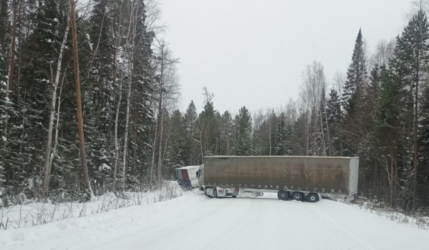 Перевал Даван на трассе Усть-Кут—Уоян заблокирован из-за снежного заноса