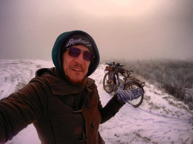 Велогитарист из Бурятии остановился в Ангарске по пути в Санкт-Петербург