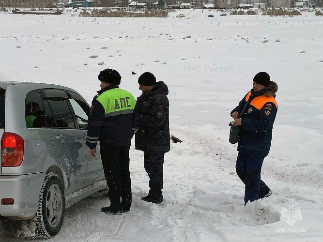 Пятерых водителей оштрафовали за выезд на тонкий лёд реки Лены