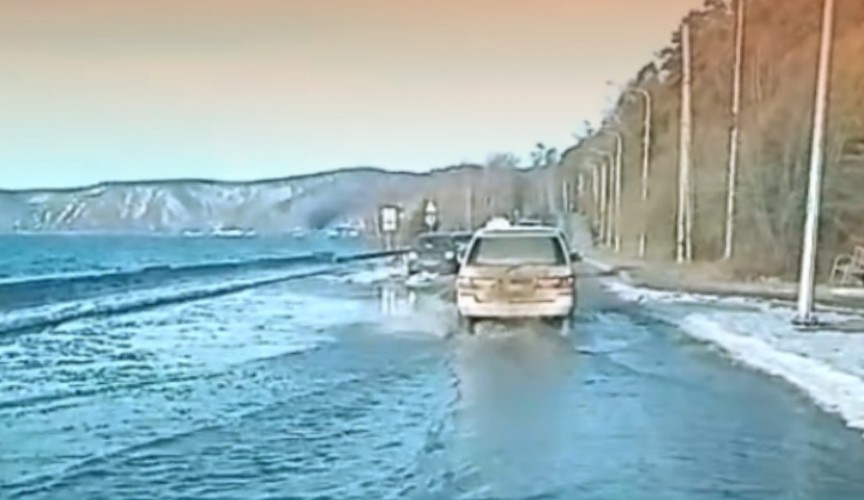 Волны Байкала затопили набережную в Листвянке