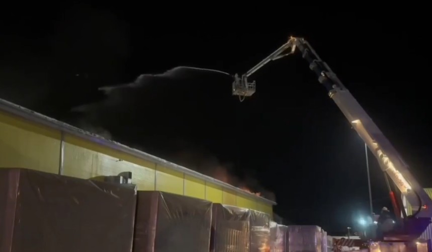 Крупный пожар в Иркутске: горит цех на Полярной