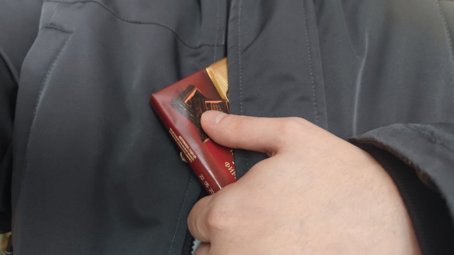 Похитителя 58 плиток шоколада задержали в Иркутске