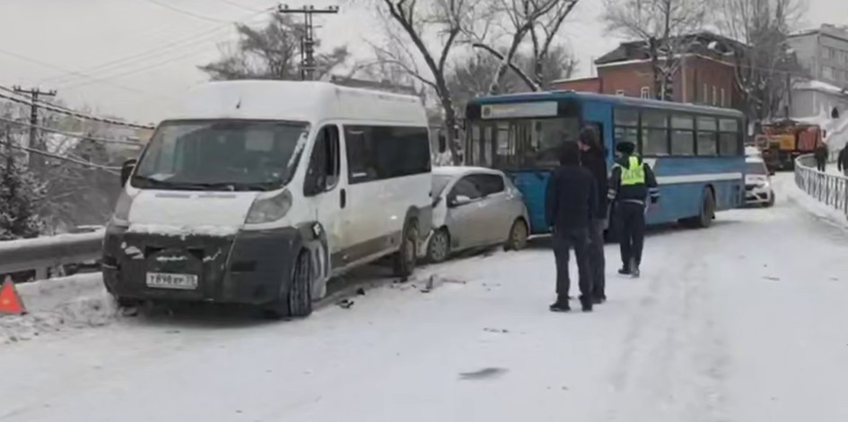 В Иркутске произошло массовое ДТП с участием трёх автобусов