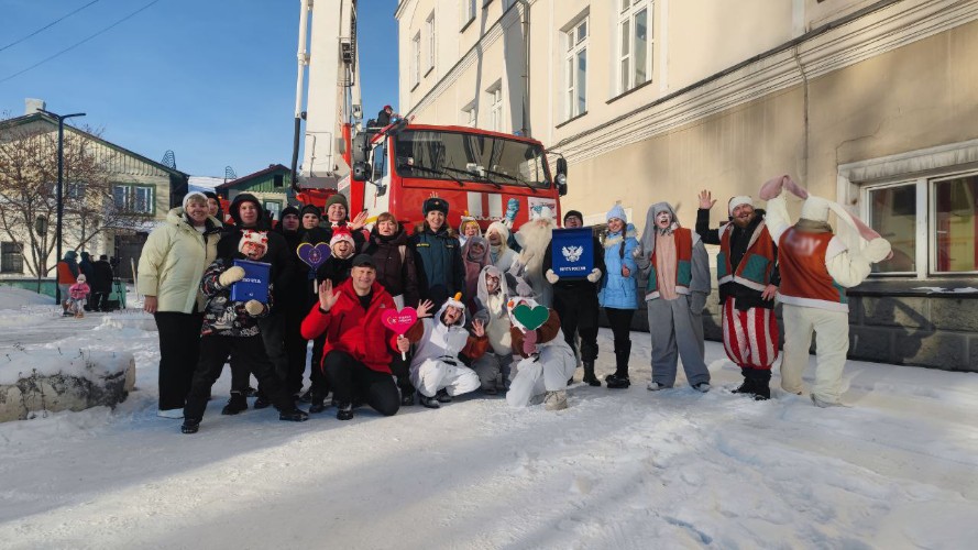 Дед Мороз и Снегурочка заглянули в окна детских больниц Иркутска