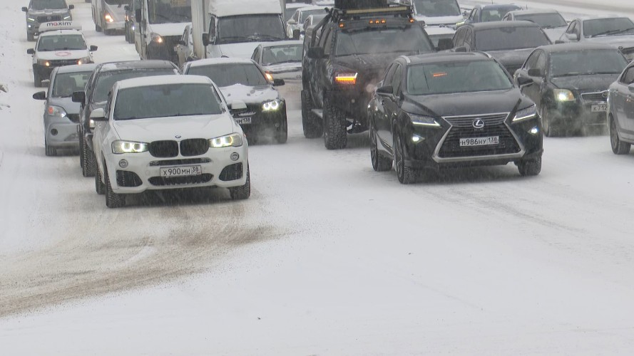 Иркутск встал в пробках из-за обильного снегопада