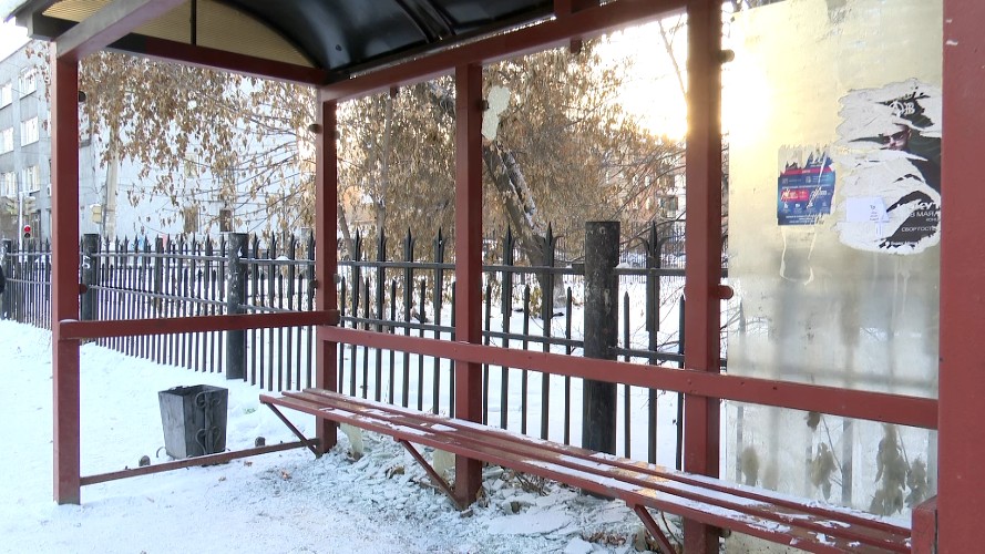 Вандалы громят остановки общественного транспорта в Иркутске