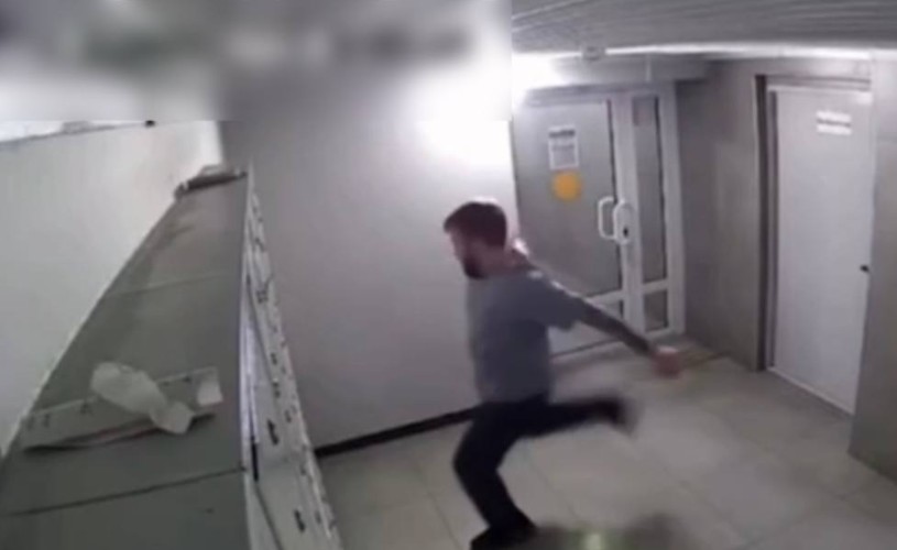 Неизвестный мужчина оторвал батарею отопления в подъезде высотки в Иркутске